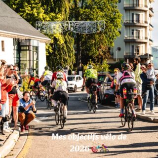 Qui dit nouvelle année, dit nouveaux objectifs 🤭
Une belle saison m’attend :

• 18 avril : @lastmanriding 📍Jura, pour aller découvrir un nouveau format ultra ✨

• 19 juillet : @letapedutour avec ces 170km & 5400d+ 🥵

• 16 septembre : l’objectif principal de ma saison, la @raceacrossseries.europe en Espagne 🇪🇸 pour 1100km et 14.000d+ 🤩

Ajoute à cela, quelques trucs en off, j’ai déjà quelques idées en tête 😏 en attendant, les entraînements ont déjà repris 💪

#ultracyclisme #cyclismeféminin #saison2026 #womenonbikes #ultracyclismefeminin