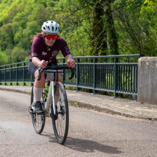Last Man Riding Jura 🌞 - 18.04.2026 🚴‍♀️

Première expérience sur ce genre de format. Le principe : une boucle 22,3km / 400 d+, à faire en moins d’une heure, avec un départ toutes les heures, jusqu’à ce qu’il n’en reste qu’un seul à la fin 🔥 Gros challenge pour moi car je suis plutôt habituée aux efforts longs mais pas rapide 🫠

Ayant fait la reconnaissance du parcours 10 jours avant, je savais que ça allait être costaud pour enchaîner un certain nombre de tours. C’est donc l’occasion de voir un peu si le travail de vitesse a payé ces derniers mois. 

Au final 3 tours validés, un 4e hors délai mais très contente de n’avoir rien lâché jusqu’au bout 🥵 Contente de voir que le travail paie, c’est motivant pour la suite 🤩

Un super week-end en compagnie des copains 🍕, une belle ambiance sur place, un beau parcours, une belle orga, voilà qui m’a motivé à resigner pour l’édition de La Rosière le 4 juillet prochain 🤪 

📸 @antoine_chry.aventures x @lastmanriding 

#cyclingwomen #webelieveinwomenultracycling #lastmanridingjura #ultracyclisme #arbois 
• vélo de route • ultra cyclisme • last man riding • Jura