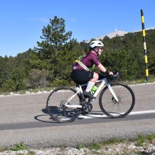 Mont Ventoux 🌞🚵‍♀️

Venue pour tenter une bi-cinglée, repartie avec une simple cinglée (Malaucène - Bédoin - Sault) et un peu de rab 😅 merci la chaleur qui m’aura assommée physiquement durant ma 4eme montée 🥵

Tout de même une belle sortie de 152km et 4700d+ 🌞 une belle journée comme je les aime : mon vélo, du dénivelé, de la bouffe et un lever de soleil 🥰🚵‍♀️😋

Mont Ventoux, je reviendrais pour finir cette bi-cinglée 😈

📸 photoventoux.com 

#ventoux #cingleeduventoux #cyclismefeminin #montventoux #veloderoute