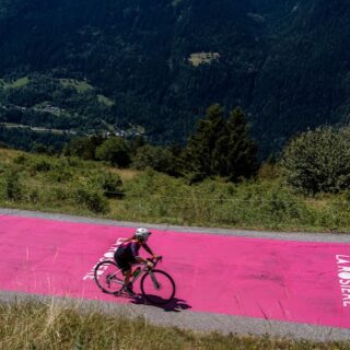 Last Man Riding La Rosière 🩷 - 04.07.2026
Après mon expérience sur le format dans le Jura en avril dernier, j’avais envie de prendre une petite revanche et de retenter l’expérience. Objectif : faire mieux que 3 tours. C’est plus que fait puisque j’en ai validé 7 ✅ Un gros coup de chaud m’aura mis à plat sur les deux derniers tours 🥵 un peu frustrant sachant que je sais que je peux encaisser plus de km, mais quand même satisfaite de ce que j’ai fait ! Une belle sortie de 110km & 2600d+ dans ce cadre incroyable 🤩 🔜 rdv dans 2 semaines pour l’Etape du Tour 💛
Rdv probablement l’année prochaine, car j’ai bien envie d’aller chercher plus de tours 🙈
📸 @marie.vaning x @lastmanriding
#lastmanriding #lastmanridinglarosiere #larosiere #ultracyclisme #webelieveinwomenultracycling