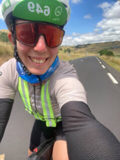 FINISHER BIKING(WO)MAN AURA 🥹🚵‍♀️🥳

Voilà déjà 1 semaine que j’ai bouclé, c’est (presque) 1000km et 18.000d+ en 86h07 🙈🥹 entre le Vercors, la Drôme, l’Ardèche et les volcans d’Auvergne, j’en ai pris plein les yeux 😍 

Après plus d’un an à songer à cette course et après 10 mois d’entraînements spécifiques, un hiver à poncer le home traîner, j’ai vécu une magnifique aventure autant sur le plan physique que humain 🫂 je pense que j’ai réellement pris goût à l’ultra-cyclisme, oups 🙈🥳

Un grand merci à toute l’équipe @bikingman_ultra 🙏 C’est sûr, je reviendrais 👀

📸 5,6 & 10 : @2shadowland_be 

#bikingman #bikingmanaura #ultracyclisme #cyclismeféminin #ultracyclismefeminin #bikingmanaura2025 #sportfeminin #auvergne_rhône_alpes #ultracycling #ilovecycling #iloveultracycling #passionvelo