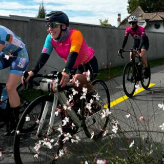 ✨ Il y a tout pile 4 ans, je faisais ma toute première sortie à vélo, sans imaginer que ça allait changer ma vie.

De mes premières sorties de 30km jusqu’au BIKINGMAN cet été, quel chemin parcouru ! 🙈 Il y a eu des doutes, des échecs, des galères…mais surtout beaucoup de bonheur et cette sensation incroyable de liberté. Et ce n’est que le début d’une longue aventure 🚴‍♀️❤️‍🔥

#ultracycling #bikepackinglife #cyclingadventure #longdistancecycling #cyclismefeminin #veloderoute #cyclinglife #fromwhereiride #bikingman #raceacrossfrance #hautesavoie #mycyclingstory #webelieveinwomencycling #webelieveinwomenultracycling